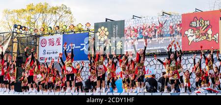 Team japanischer yosakoi-Kindertänzer auf der Bühne beim Tanz mit Naruko, Holzklatschern, während des Kumamoto Kyusyu Gassai Tanzfestivals in Japan Stockfoto