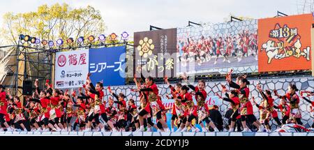 Team japanischer yosakoi-Kindertänzer auf der Bühne beim Tanz mit Naruko, Holzklatschern, während des Kumamoto Kyusyu Gassai Tanzfestivals in Japan Stockfoto