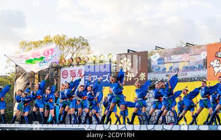 Japanisches yosakoi-Kinderteam, Mädchen-Tänzerinnen auf der Bühne mit Naruko, Holzklatschern, beim Tanzen auf dem Kyusyu Gassai-Festival, Kumamoto in Japan Stockfoto