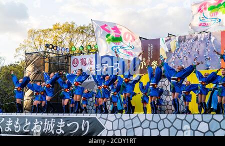 Japanisches yosakoi-Kinderteam, Mädchen-Tänzerinnen auf der Bühne mit Naruko, Holzklatschern, beim Tanzen auf dem Kyusyu Gassai-Festival, Kumamoto in Japan Stockfoto