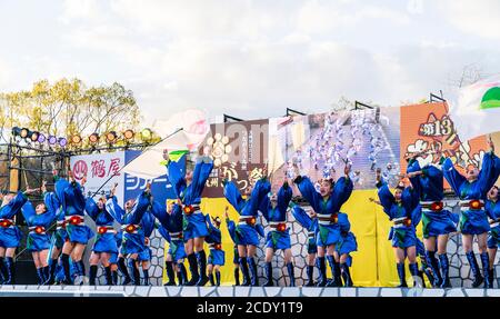 Japanisches yosakoi-Kinderteam, Mädchen-Tänzerinnen auf der Bühne mit Naruko, Holzklatschern, beim Tanzen auf dem Kyusyu Gassai-Festival, Kumamoto in Japan Stockfoto