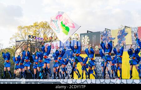 Japanisches yosakoi-Kinderteam, Mädchen-Tänzerinnen auf der Bühne mit Naruko, Holzklatschern, beim Tanzen auf dem Kyusyu Gassai-Festival, Kumamoto in Japan Stockfoto