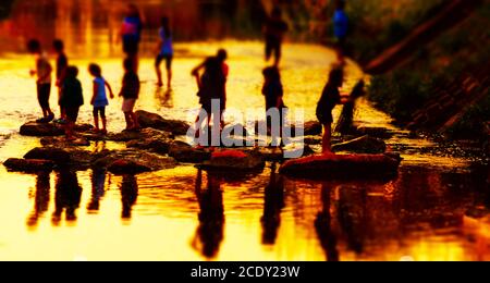 Kinder spielen im Fluss Stockfoto