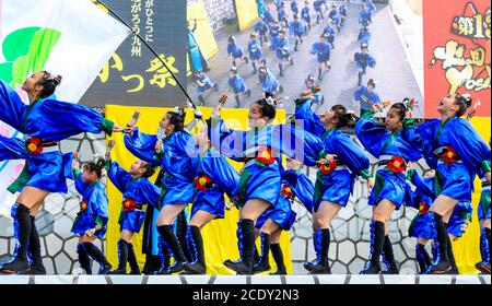 Japanisches yosakoi-Kinderteam, Mädchen-Tänzerinnen auf der Bühne mit Naruko, Holzklatschern, beim Tanzen auf dem Kyusyu Gassai-Festival, Kumamoto in Japan Stockfoto