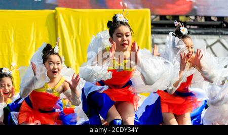 Japanisches Team von Kindern yosakoi Mädchen Tänzerinnen, 10-11 Jahre alt, auf der Bühne im Freien tanzen im Kyusyu Gassai Tanzfestival in Kumamoto, Japan. Stockfoto