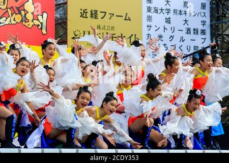 Japanisches Team von Kindern yosakoi Mädchen Tänzerinnen, 10-11 Jahre alt, auf der Bühne im Freien tanzen im Kyusyu Gassai Tanzfestival in Kumamoto, Japan. Stockfoto