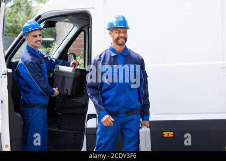 Reparaturpersonal Elektriker Mann Oder Reparaturtechniker In Der Nähe Von Van Car Stockfoto