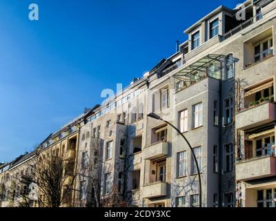 Renovierte Häuserreihe in Berlin, Deutschland Stockfoto