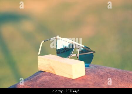Übergroße Sonnenbrille Modell mit blauen Linsen Nahaufnahme . Selektiver Fokus Stockfoto