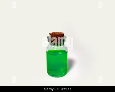 Trank mit grüner Flüssigkeit. Alchemie Set mit Flasche. Kleine Glasflasche mit farbiger Flüssigkeit für das Spiel Rollenspiel. Zaubertränke mit Korkstopfen für larp. Stockfoto