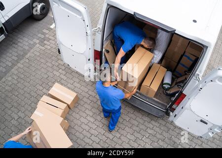 Öffnen Sie Die Lkw-Zustellung. Mover Men Umzugsboxen Stockfoto
