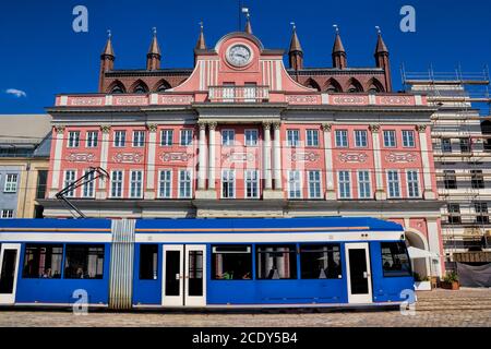 Straßenbahn vor dem alten Rathaus in Rostock Stockfoto