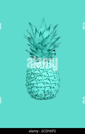 Collage mit Ananas in kräftigen, gradienten holografischen Farben im kreativen Concept Art-Stil. Kreative bunte Neon-Bild wi Stockfoto