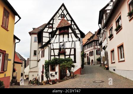 Historisches Fachwerk Haus in Deutsch Dorf Neuleiningen, Deutsch Stockfoto