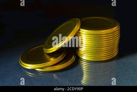 Deckel des Glases ruht auf Tisch close-up vergoldet color.Metal Cover für das Schließen von Glas Gläser. Stockfoto