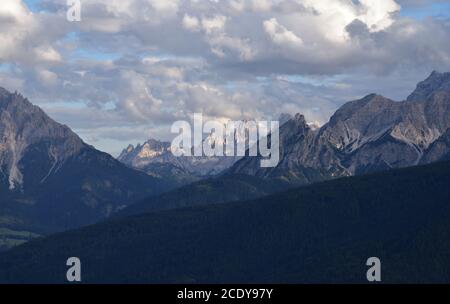 Die Cristallo Gruppe mit Piz Popena umrahmt zwischen Picco Vallandro, Monte Pollice und Sasso del Signore Stockfoto