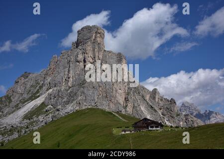 Die Felsen von Ra Gusela, am Giau Pass, mit der Nuvolau Hütte auf der linken Seite Stockfoto