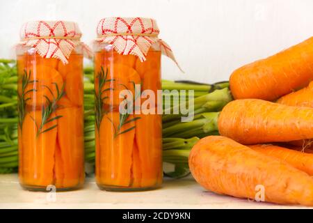 Handwerkliche Herstellung von Beizen frische Bio Karotten Stockfoto