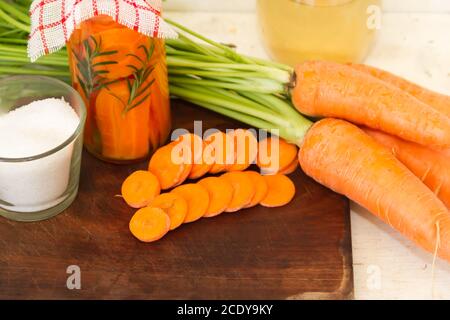 Handwerkliche Herstellung von Beizen frische Bio Karotten Stockfoto