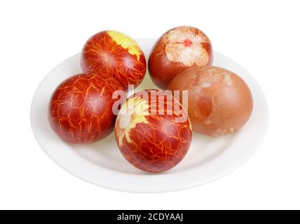 Ostereier mit Hähnchenfleisch in roten Farben mit natürlichen Lebensmitteln gemalt Farbstoff - Zwiebelschale isoliert Stockfoto