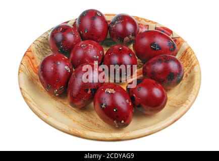 Ländliche Art Ostern Wachteleier in roten Zwiebelschalen gekocht Isoliertes Makro Stockfoto