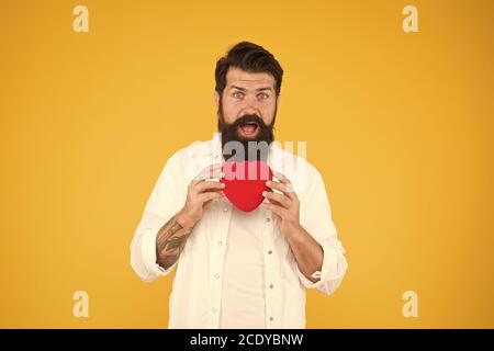 Verschreiben Medikamente senken den Blutdruck Cholesterin. Fühlen pulse check Herzfrequenz Rhythmus. Herzkrankheit. Gesunde Gewohnheiten und Lebensweise. Überwachung und Messung. Man bärtige Hipster halten roten Herzen. Stockfoto