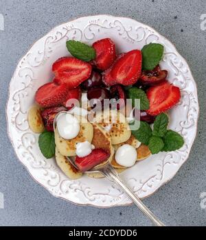 Winzige Pfannkuchen mit Beeren. Trendiges Essen. Stockfoto