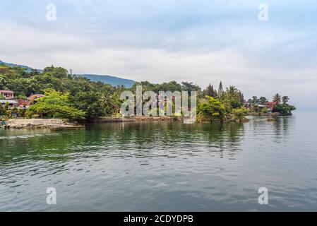 Blick vom Toba-See auf Tuktuk auf die kleine Halbinsel Von Samosir in Nord-Sumatra Stockfoto