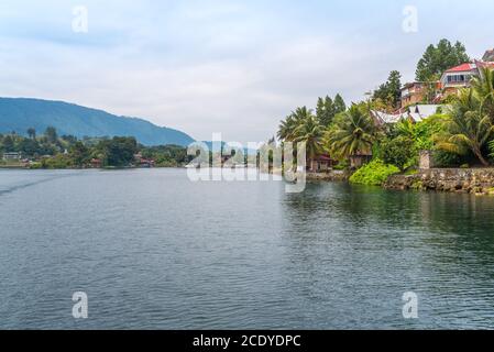 Blick vom Toba-See nach Tuktuk die kleine Halbinsel der Insel Samosir, im Norden Sumatras Stockfoto