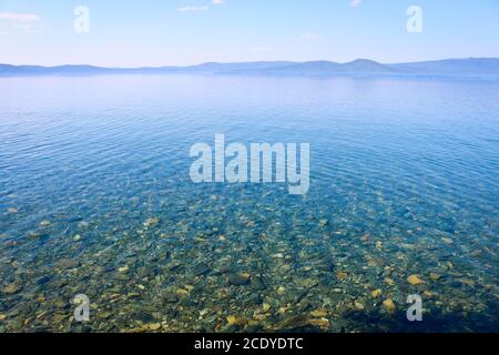 Transparentes Wasser des Turgoyak Sees, Russland. Kristallklares Wasser des Sees. Flachwasser Stockfoto
