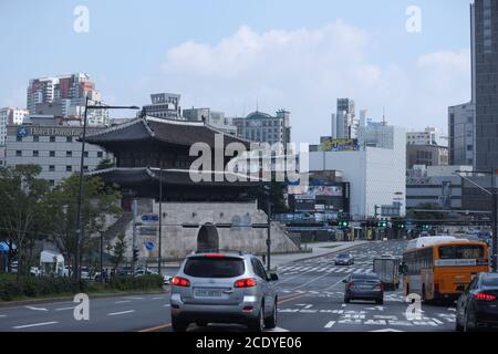 Seoul, Südkorea. August 2020. Das am 30. August 2020 aufgenommene Foto zeigt das Gebiet Dongdaemun in Seoul, Südkorea. Südkorea meldete 299 weitere Fälle des COVID-19 ab 12:00 Uhr Ortszeit am Sonntag im Vergleich zu vor 24 Stunden, was die Gesamtzahl der Infektionen auf 19,699 erhöht. Quelle: Wang Jingqiang/Xinhua/Alamy Live News Stockfoto