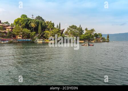 Blick vom Toba-See nach Tuktuk die kleine Halbinsel der Insel Samosir, im Norden Sumatras Stockfoto