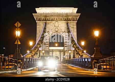 Széchenyi Kettenbrücke in der Nacht Stockfoto