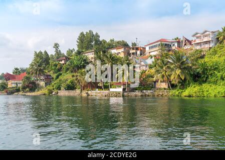 Blick vom Toba-See nach Tuktuk die kleine Halbinsel der Insel Samosir, im Norden Sumatras Stockfoto