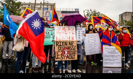 Tibeter, Uiguren, Taiwanesen, Vietnamesen, Hongkong und Unterstützer versammelten sich, um gegen den chinesischen Außenminister Wang Yi in Paris zu protestieren Stockfoto