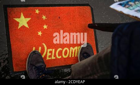 Tibeter, Uiguren, Taiwanesen, Vietnamesen, Hongkong und Unterstützer versammelten sich, um gegen den chinesischen Außenminister Wang Yi in Paris zu protestieren Stockfoto