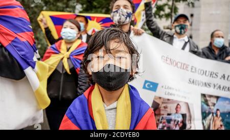 Tibeter, Uiguren, Taiwanesen, Vietnamesen, Hongkong und Unterstützer versammelten sich, um gegen den chinesischen Außenminister Wang Yi in Paris zu protestieren Stockfoto