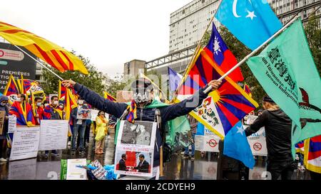 Tibeter, Uiguren, Taiwanesen, Vietnamesen, Hongkong und Unterstützer versammelten sich, um gegen den chinesischen Außenminister Wang Yi in Paris zu protestieren Stockfoto