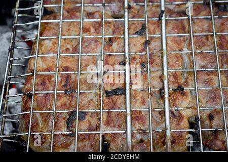 Grill Schweinefleisch wird auf Holzkohlegrill gegrillt. Kochkonzept im Freien. Stockfoto