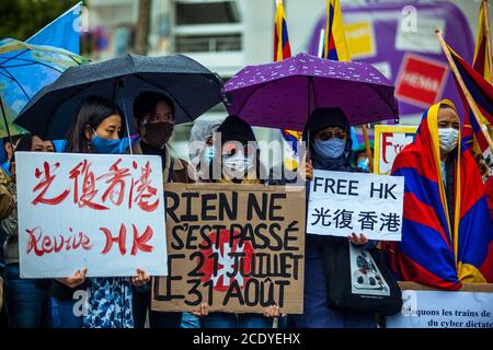 Tibeter, Uiguren, Taiwanesen, Vietnamesen, Hongkong und Unterstützer versammelten sich, um gegen den chinesischen Außenminister Wang Yi in Paris zu protestieren Stockfoto