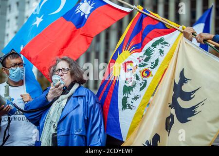 Tibeter, Uiguren, Taiwanesen, Vietnamesen, Hongkong und Unterstützer versammelten sich, um gegen den chinesischen Außenminister Wang Yi in Paris zu protestieren Stockfoto