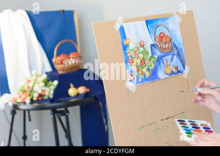 Gemaltes Stillleben vor dem Hintergrund eines echten Stilllebens Stockfoto