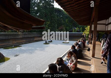 Der Zen Rock Garten im Ryoanji Tempel in einem Garten Mit fünfzehn Steinen auf weißem Kies Stockfoto