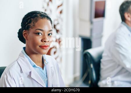 Ernsthafte schwarze weibliche Arzt Stockfoto