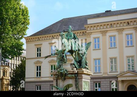 Die neobarocke Reiterstatue von Kaiser Wilhelm I., enthüllt am 18. Oktober 1896. Bildhauer: Karl Janssen. Stockfoto