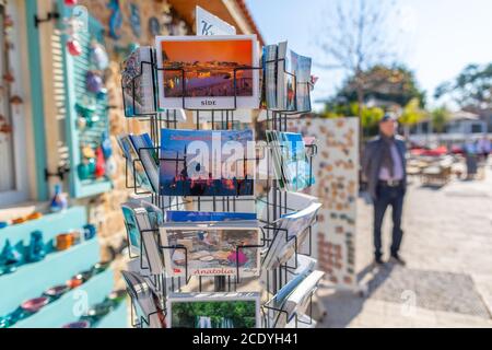 ANTALYA / TÜRKEI - 19. Januar 2020: Postkarten im Postkartenhalter vor einem Souvenirladen Stockfoto