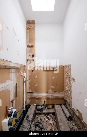 Altes Bad auf Baustelle in der Wohnung Stockfoto