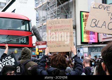 Notting Hill Gate, London, Großbritannien. August 2020. Black Lives Matter: Demonstranten stoppen den Verkehr in Notting Hill Gate an dem Tag, an dem der erste Tag des Karnevals gewesen wäre. Kredit: Matthew Chattle/Alamy Live Nachrichten Stockfoto