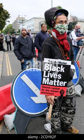 Notting Hill Gate, London, Großbritannien. August 2020. Black Lives Matter: Demonstranten stoppen den Verkehr in Notting Hill Gate an dem Tag, an dem der erste Tag des Karnevals gewesen wäre. Kredit: Matthew Chattle/Alamy Live Nachrichten Stockfoto