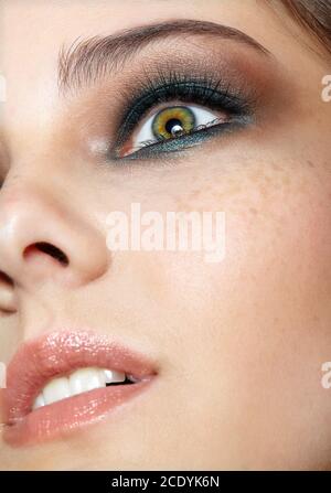 Nahaufnahme eines weiblichen menschlichen Auges. Stockfoto